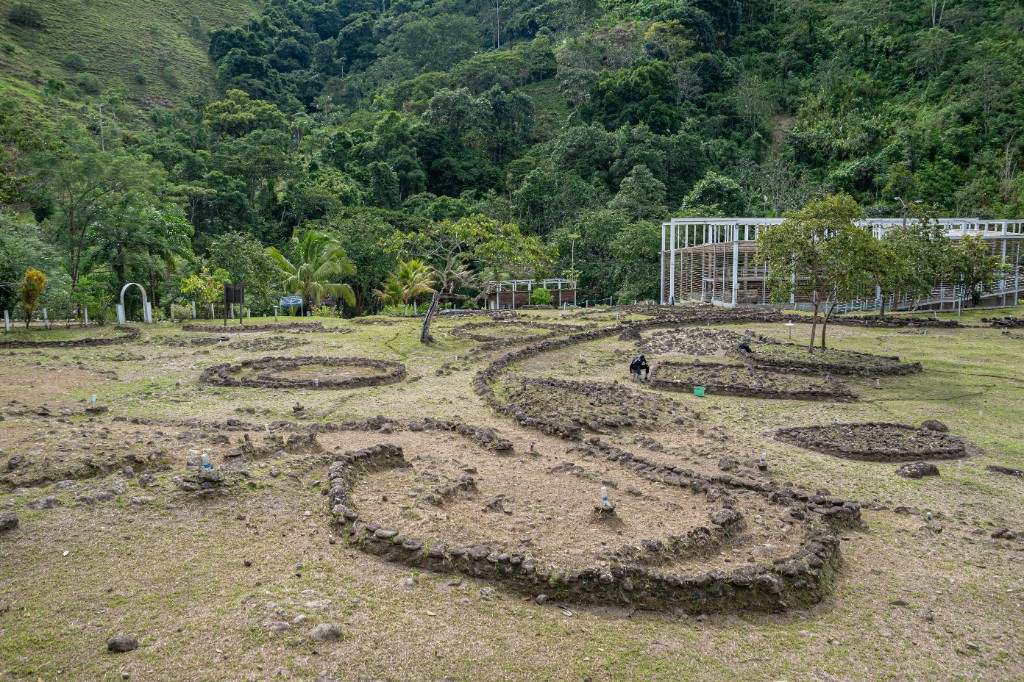 Vista del sitio arqueológico Santa Ana - La Florida, Palanda: estructuras en piedra y paisaje de selva
